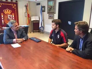 De Foxá recibe al jugador de rugby Pablo Fontes antes de partir hacia los Juegos Olímpicos de Río