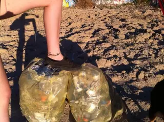 Una joven inicia una recogida de basura espontánea en Majadahonda para concienciar sobre el cuidado del medio ambiente