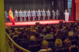 Abarrotado homenaje a la Bandera con motivo de la Fiesta de la Nación Española