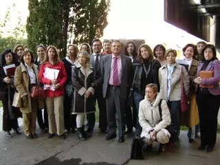 El alcalde de Majadahonda, Narciso de Foxá, ha firmado hoy el anexo al acuerdo de colaboración con las Asociaciones de Padres y Madres de Alumnos (Ampas).