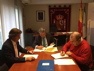 El Ayuntamiento y el Rayo Majadahonda se comprometen con la promoción y el desarrollo de la Escuela Municipal de Fútbol