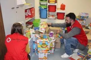 Cruz Roja realiza una campaña en Majadahonda a favor del Juguete Educativo