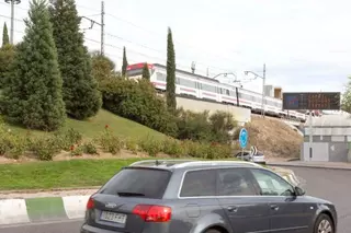 El Ayuntamiento estudia alternativas para mejorar el tráfico en la rotonda de la estación