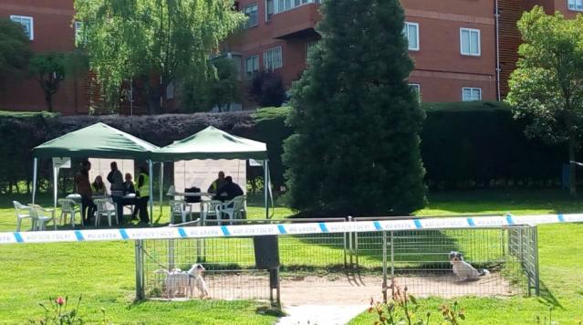 La Asociación de Vecinos de Majadahonda recoge ropa y alimentos para las personas desalojadas de las Casas Rojas