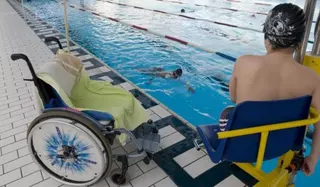 Alfonso Reina (Cs): “El Ayuntamiento debe adaptar la piscina municipal a las personas con diversidad funcional”