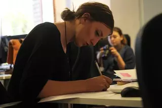 Desciende el número de desempleados y aumenta el número de contratos en 2017