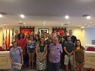 Jóvenes de todo el mundo que participan en campamento del Club Rotario Majadahonda visitan el Consistorio