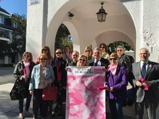 Un lazo rosa en la fachada de Ayuntamiento como símbolo del Día Mundial del Cáncer de Mama