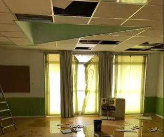 Las lluvias provocan el desprendimiento del techo en un aula de la Escuela Infantil Tamaral