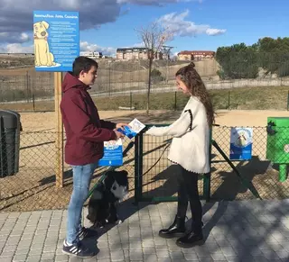 El Ayuntamiento de Majadahonda reparte dispensadores de bolsas para facilitar la recogida de excrementos caninos