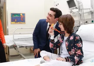 Javier Fernández celebra su medalla olímpica con los niños ingresados en el hospital