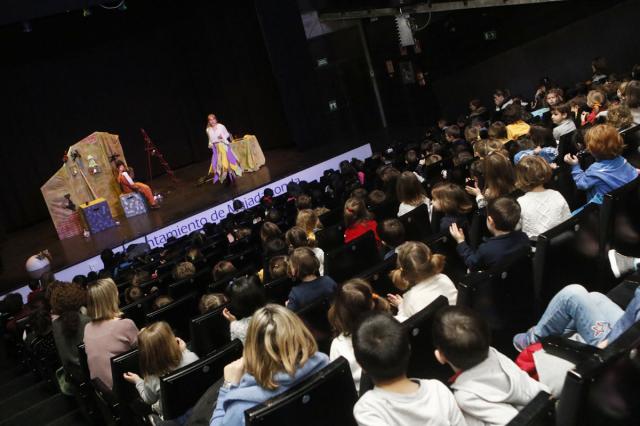 Más de un millar de alumnos disfrutan del teatro y aprenden valores con “La Bruja Adelina”