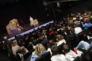 Más de un millar de alumnos disfrutan del teatro y aprenden valores con “La Bruja Adelina”