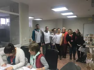 Cruz Roja Majadahonda-Las Rozas realiza una nueva entrega de alimentos y juguetes