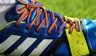 El Club FS Majadahonda viste sus zapatillas con cordones arcoiris contra la homofobia