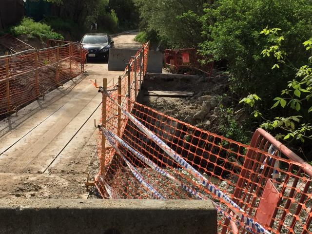 Vecinos de la Dehesa de Majadahonda piden soluciones tras el derrumbe del puente del Villar sobre El Arroyo del Plantío
