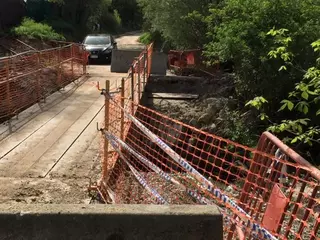 Vecinos de la Dehesa de Majadahonda piden soluciones tras el derrumbe del puente del Villar sobre El Arroyo del Plantío