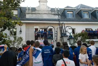 Centenares de majariegos arroparon al Rayo Majadahonda para celebrar su ascenso a Segunda