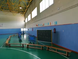 El PSOE denuncia el estado del gimnasio cubierto del colegio Santa Catalina