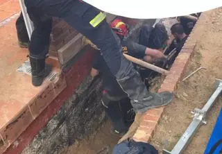 Los bomberos liberan a un trabajador atrapado en una zanja en Majadahonda