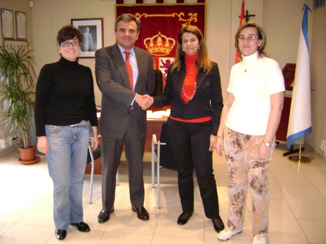 El alcalde, las Ampas y el Consejo Escolar formalizan el acuerdo sobre las condiciones del traslado de los alumnos del colegio Santa Catalina
