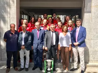 El Alcalde recibe al equipo femenino de Rugby Majadahonda, ganador de la Copa de la Reina