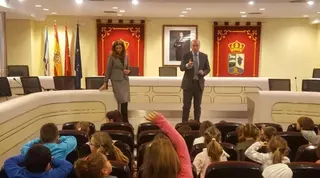 Los escolares majariegos se acercan a sus instituciones