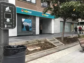El Ayuntamiento instala nuevos dispensadores de bolsas para recoger los excrementos caninos