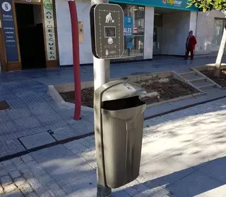 El Ayuntamiento instala papeleras con cenicero en la calle Gran Vía