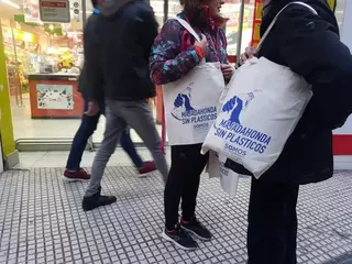 Somos reparte bolsas de tela en la calle con el lema “Majadahonda sin plásticos”