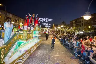 Los Reyes Magos llegan a Majadahonda repartiendo 40.000 globos y 2 toneladas de caramelos