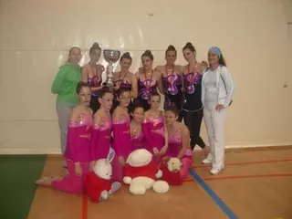 El Equipo de Gimnasia Rítmica Categoría Cadete de Majadahonda quedó clasificado en primer lugar en el programa Fase de Área de Gimnasia Rítmica el pasado sábado se celebró en el Polideportivo de Las Rozas.