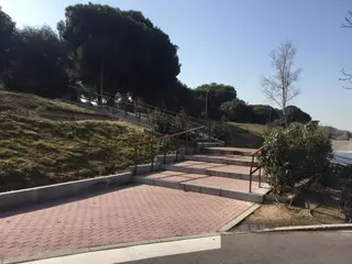Accesos más seguros al Gran Parque Felipe VI con la instalación de barandillas en las escaleras