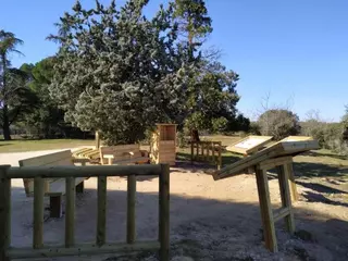 El Mirador de Cotoblanco del Monte del Pilar se renueva con mobiliario más funcional