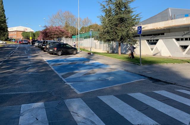 El Ayuntamiento ilumina pasos de peatones y crea más plazas de estacionamiento para personas con movilidad reducida