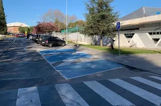 El Ayuntamiento ilumina pasos de peatones y crea más plazas de estacionamiento para personas con movilidad reducida