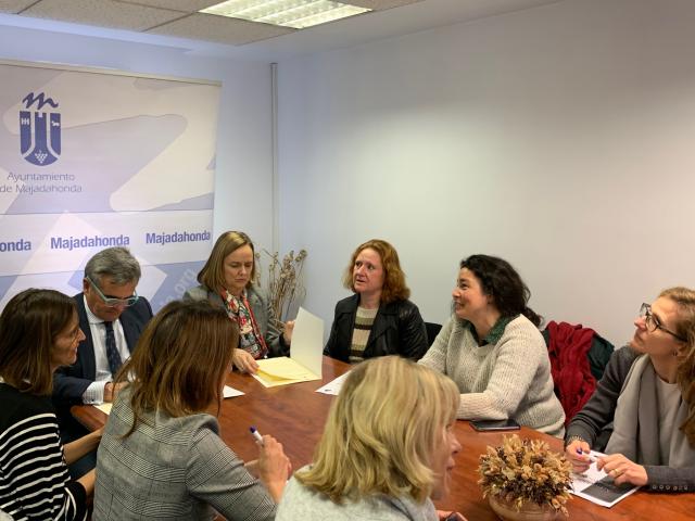 Acuerdo de ampliación horaria y auxiliares de educación infantil en los colegios de Majadahonda