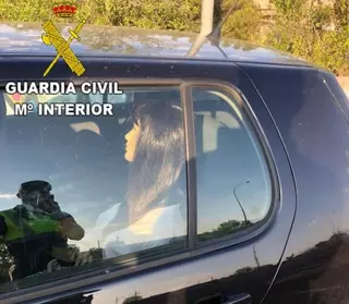 La Guardia Civil intercepta a una conductora que llevaba un maniquí para usar el carril Bus VAO de la A-6