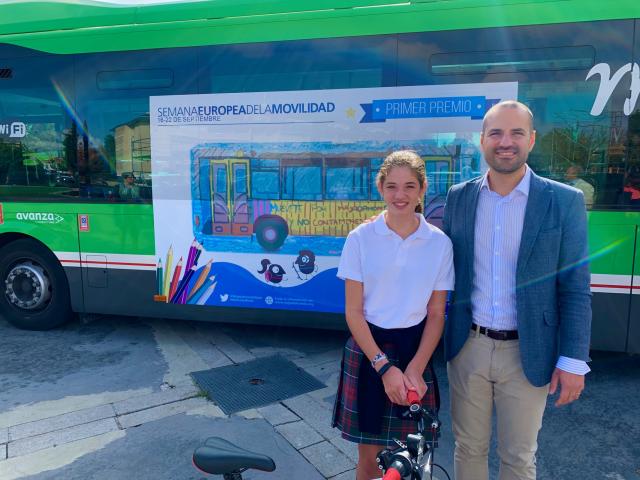 Los dibujos de dos alumnos majariegos viajarán por la ciudad en un bus de la L1