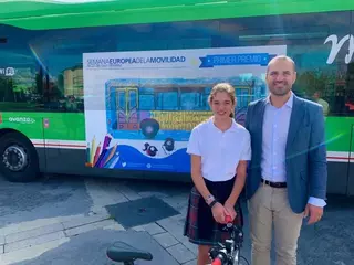 Los dibujos de dos alumnos majariegos viajarán por la ciudad en un bus de la L1