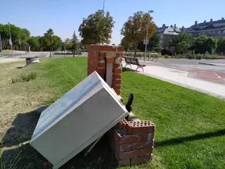 PSOE denuncia el peligro de acometidas de luz abandonadas 'hace décadas' en parques y zonas públicas de Majadahonda