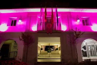 El Ayuntamiento se iluminó de rosa por el Día Mundial contra el cáncer de mama