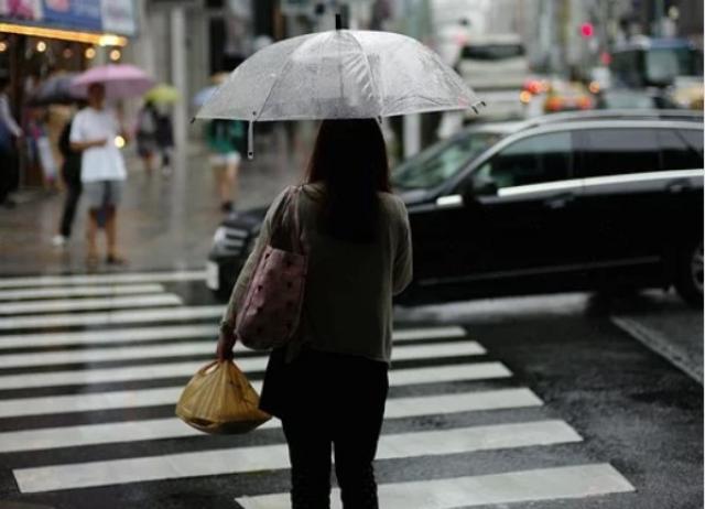 Cielo nuboso o cubierto con lluvias débiles y chubascos, la predicción meteorológica de hoy