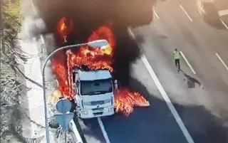 Arde un camión en la M-40 a la altura de Pozuelo