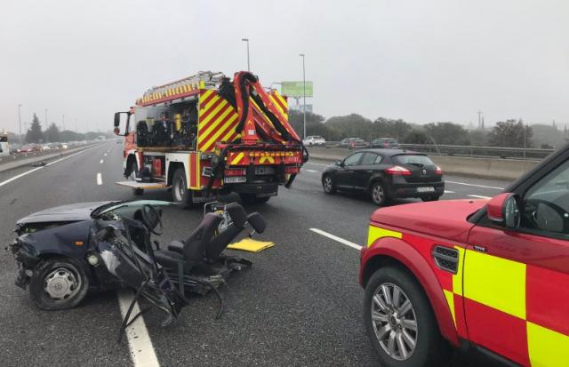 Grave accidente en Las Rozas: un turismo impacta contra un pilar de señalización y se parte en dos