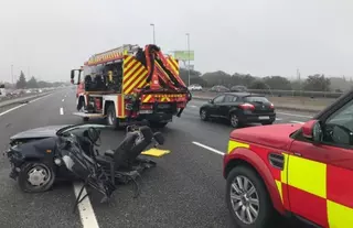 Grave accidente en Las Rozas: un turismo impacta contra un pilar de señalización y se parte en dos