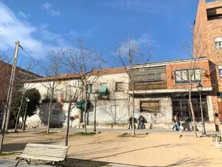 El PSOE propone la compra de edificios abandonados en el centro para construir viviendas en alquiler para jóvenes y locales para colectivos