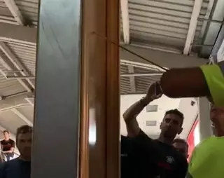 La Policía de Boadilla alerta que los ladrones se pueden "colar" en una vivienda por la mirilla de la puerta 