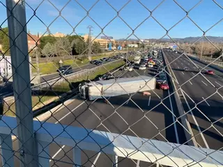 Gran atasco en la A-6  a consecuencia de un accidente a la altura de Las Rozas