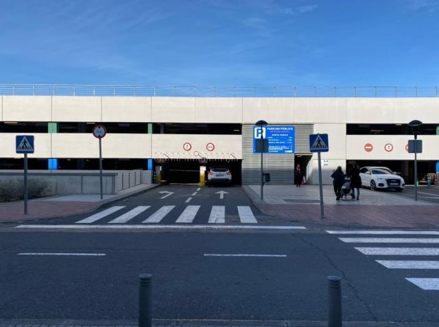 PSOE anuncia que llevará a la Asamblea el presunto alquiler de plazas de aparcamiento en el Hospital Puerta de Hierro a la marca Porsche.